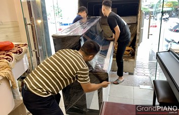 06/10/2020 Thực hiện vận chuyển đàn piano U1E cho khách hàng tại Giáp Bát