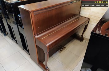 Đàn Piano cơ Yamaha SX100WnC có thiết kế truyền thống cổ điển, hình dáng thanh lịch, âm thanh vang, hay, phù hợp với học đàn của bé và giải trí tại nhà.