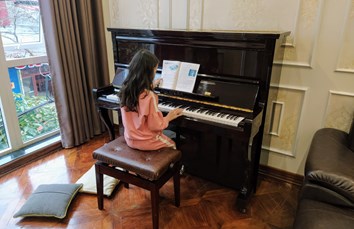 Những lợi ích Tuyệt Vời khi cho trẻ học đàn piano từ sớm: