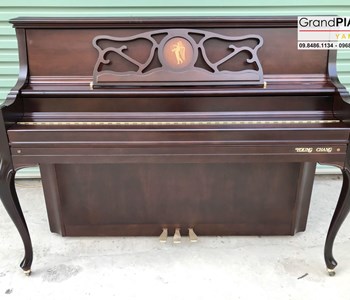 Đàn piano Piano YOUNG CHANG CM116BF màu nâu trầm, họa tiết cổ điển
