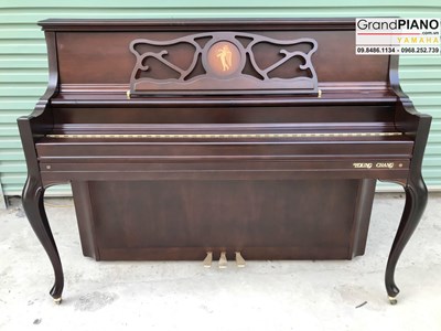 Đàn piano Piano YOUNG CHANG CM116BF màu nâu trầm, họa tiết cổ điển