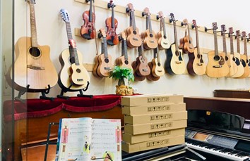 Chơi nhạc cụ rất đơn giản với cây đàn Ukulele