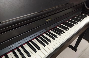 ĐÀN PIANO ROLAND HP506 ÂM THANH CHÂN THỰC, THIẾT KẾ NHỎ GỌN, SANG TRỌNG.