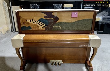 Đàn Piano cơ YOUNG CHANG-M121-Seri 2258804 .Hoa văn được thợ Thủ Công điêu khắc một cách tinh tế, đẹp đến từng chi tiết nhỏ nhất !