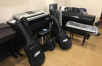 Ngày 06/08/2018: GrandPIANO chuyển cho khách 7 đàn Guitar và 5 đàn Organ