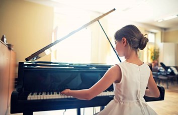 Tư thế ngồi chơi đàn Piano đúng là như nào?